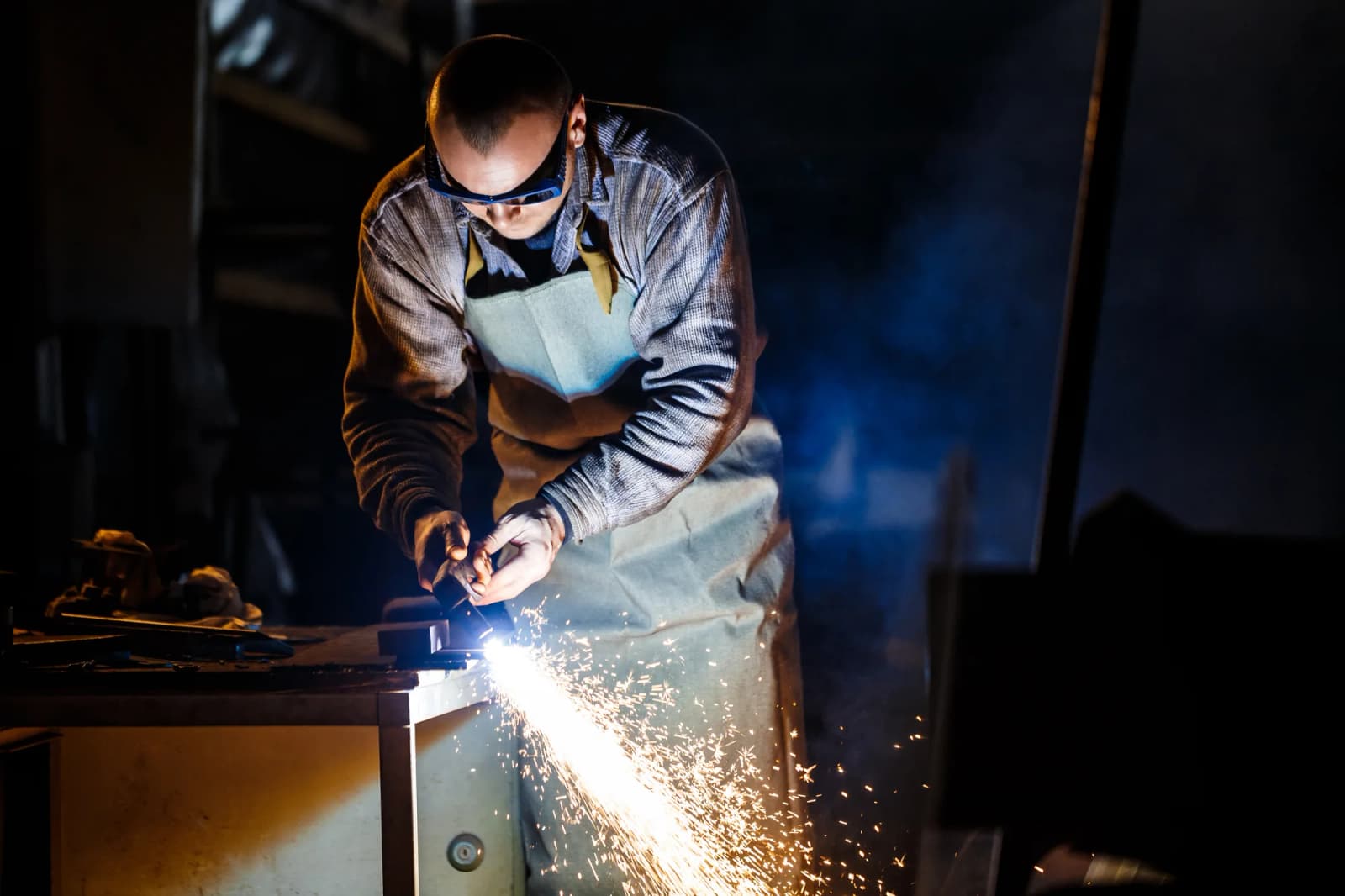 Atölyede metal kesimi sırasında çıkan kıvılcımlar